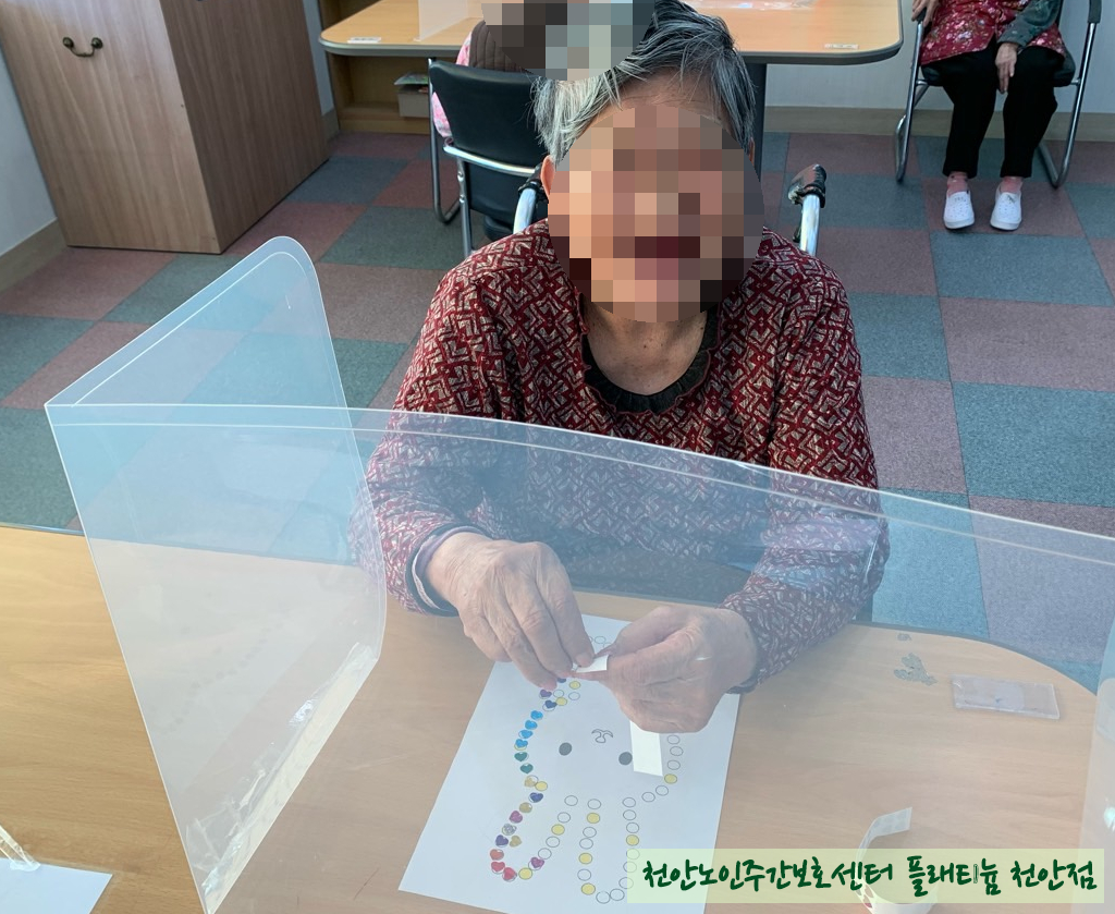 스티커로 토끼 꾸미기